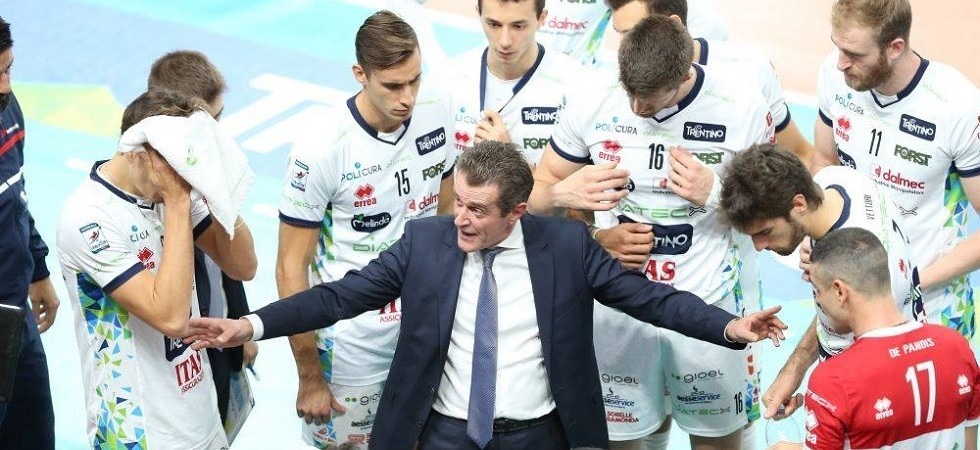 Il tecnico Angelo Lorenzetti e la panchina di Trentino Volley (foto Marco Trabalza)